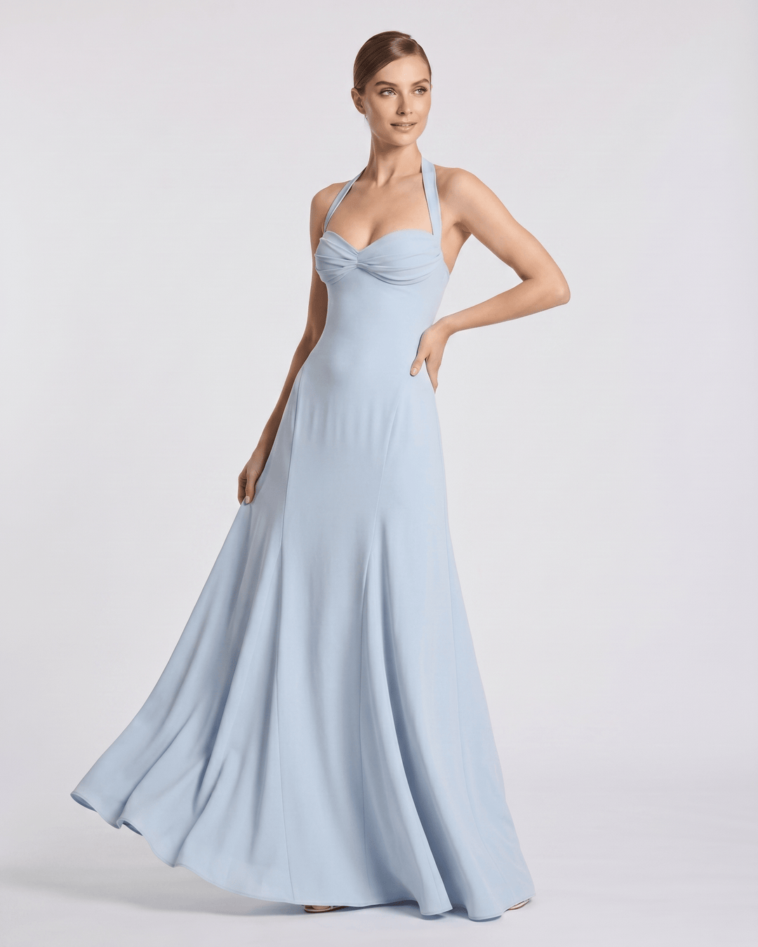 Vestido largo de mujer para invitada de boda, con diseño fluido y escote corazón.