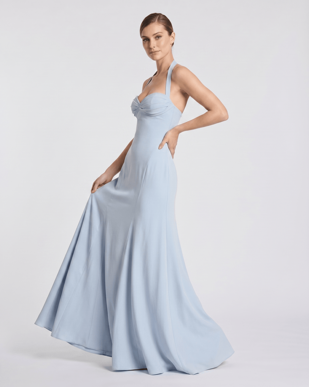 Vestido elegante sin mangas con tirantes halter y escote corazón, perfecto para verano.