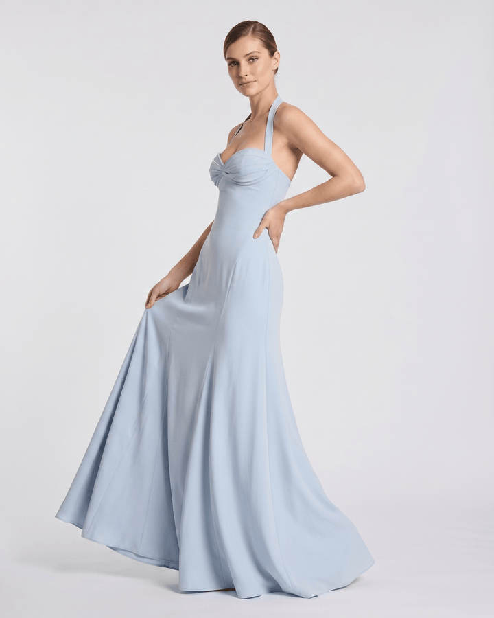Vestido elegante sin mangas con tirantes halter y escote corazón, perfecto para verano.