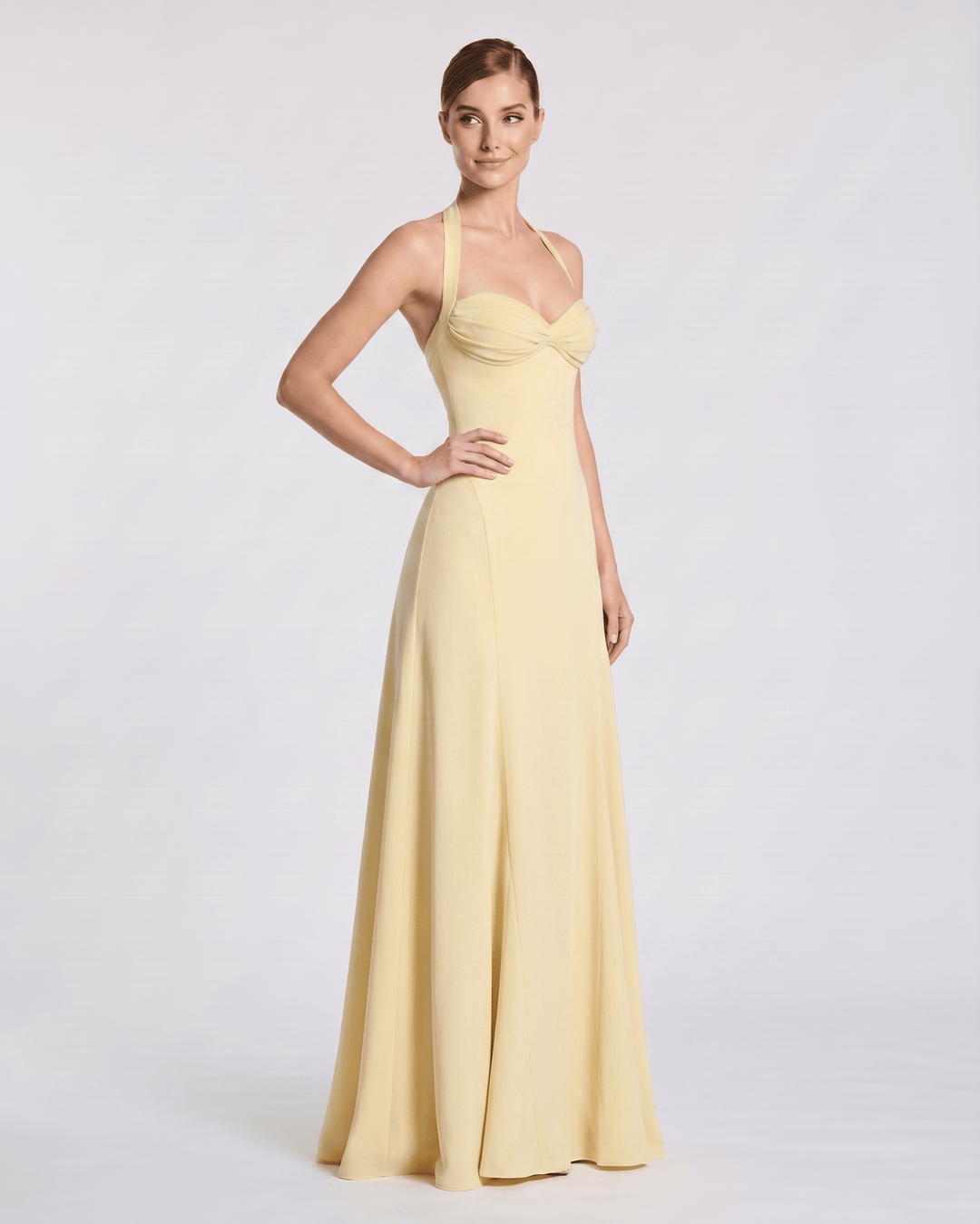 Vestido de mujer elegante, con detalles de escote corazón y tirantes halter, perfecto para fiesta.
