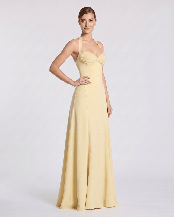 Vestido de mujer elegante, con detalles de escote corazón y tirantes halter, perfecto para fiesta.