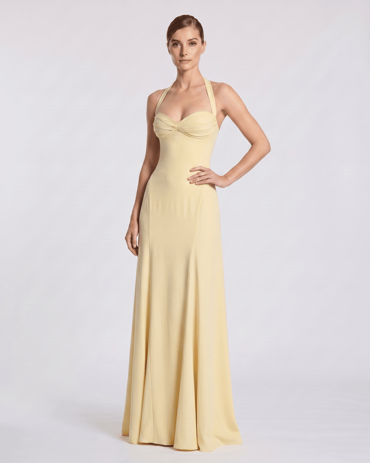 Vestido de invitada de boda maxi, sin mangas, con escote corazón y tirantes halter.