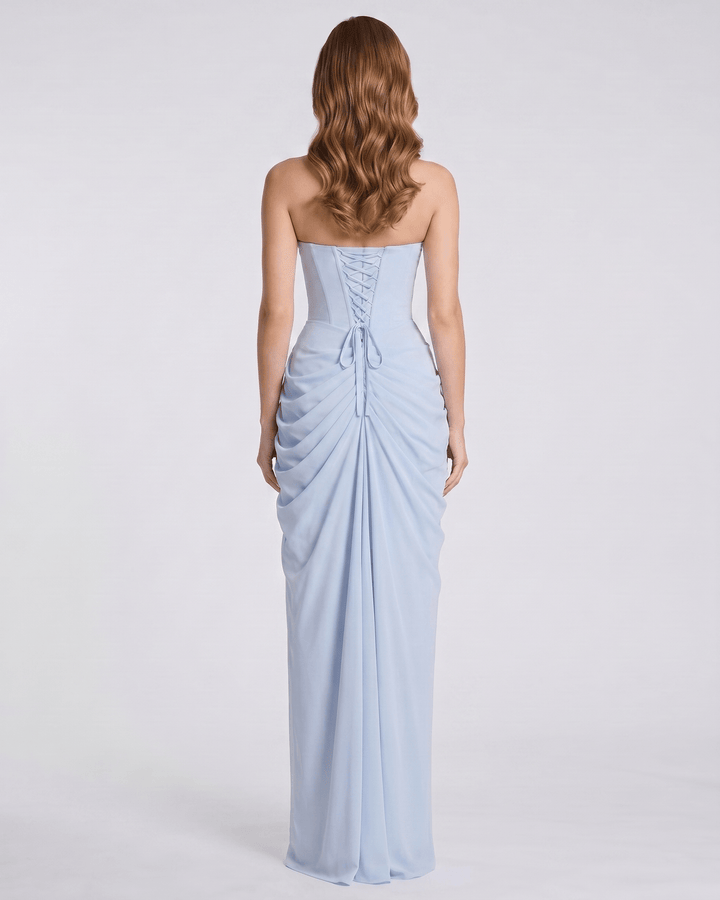 Vestido formal de mujer, sin tirantes, corte maxi, perfecto para eventos de noche.