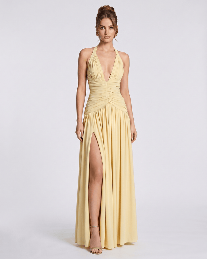 Vestido maxi elegante para mujer con escote halter fruncido y abertura alta, ideal fiesta o boda.