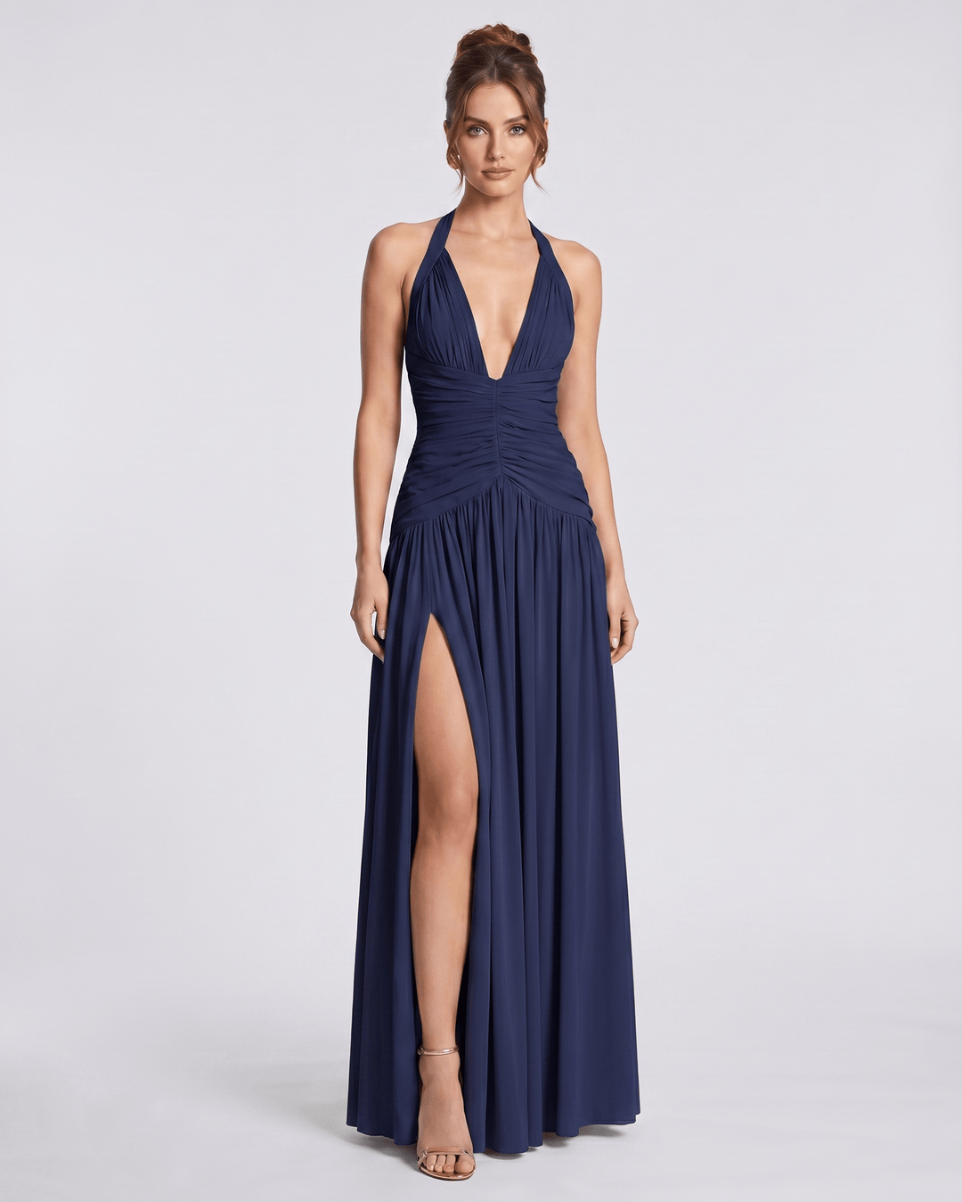 Maxi vestido para mujer, diseño halter fruncido, con abertura lateral. Ideal para eventos formales.