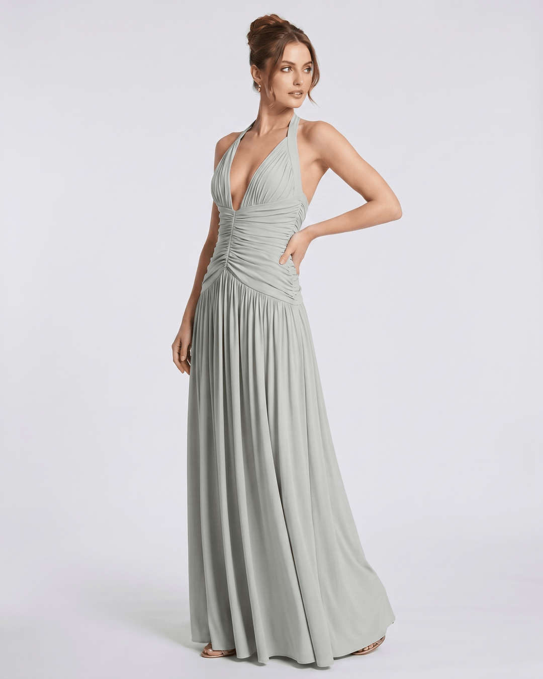 Vestido formal de mujer, maxi, escote halter fruncido y abertura lateral. Máxima elegancia.