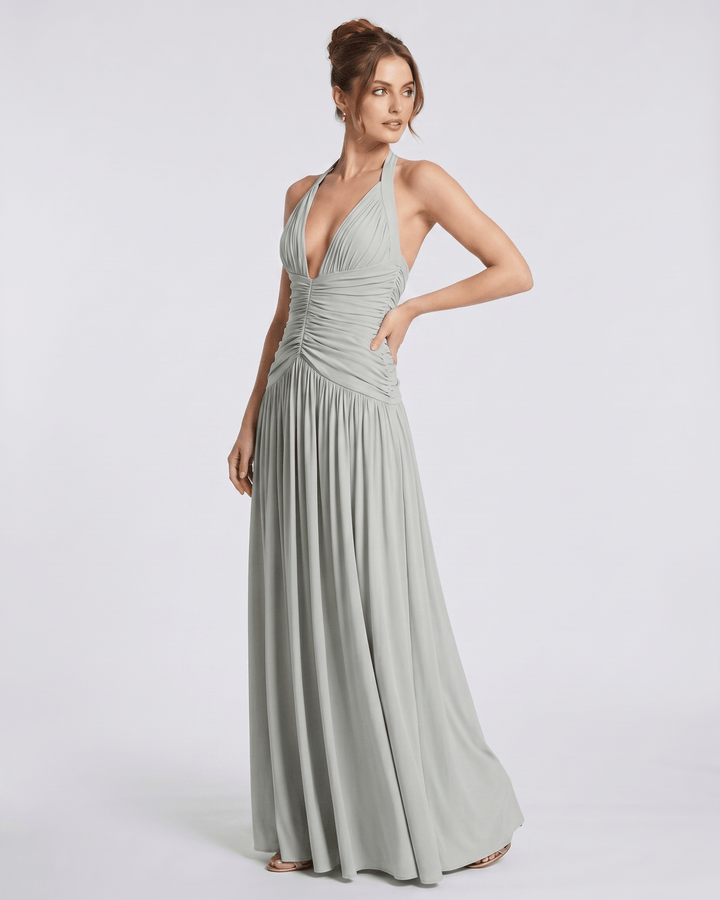 Vestido formal de mujer, maxi, escote halter fruncido y abertura lateral. Máxima elegancia.