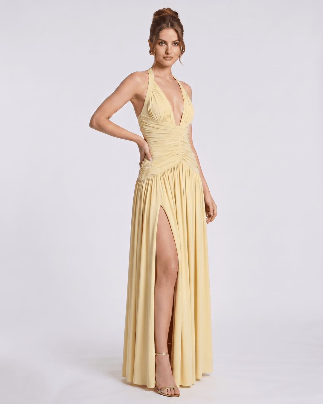Vestido formal de mujer, corte maxi, con abertura alta y escote halter fruncido. Perfecto noche.
