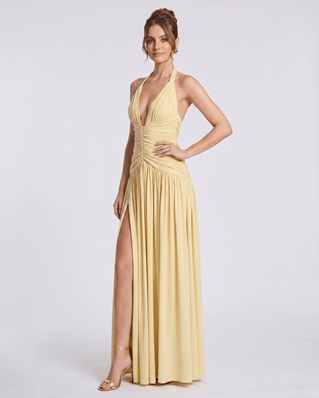 Elegante vestido maxi de fiesta para mujer, con diseño halter fruncido y abertura alta.