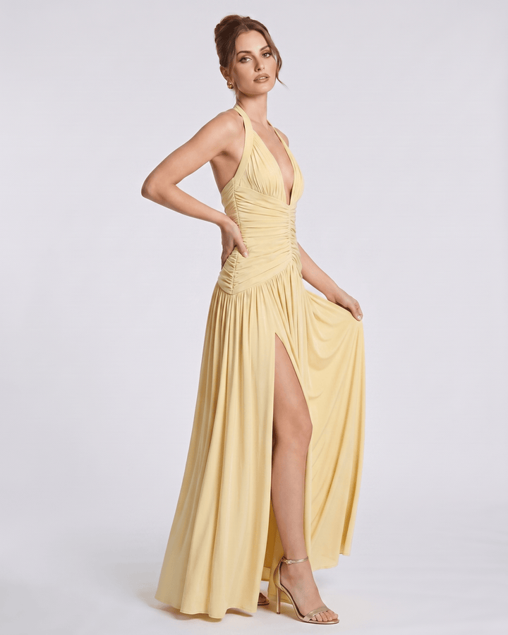 Vestido maxi de boda para mujer, formal y elegante, con escote halter y fruncido detallado.