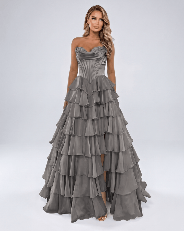 Vestido maxi elegante de mujer con escote corazón. Perfecto para fiesta o noche formal.