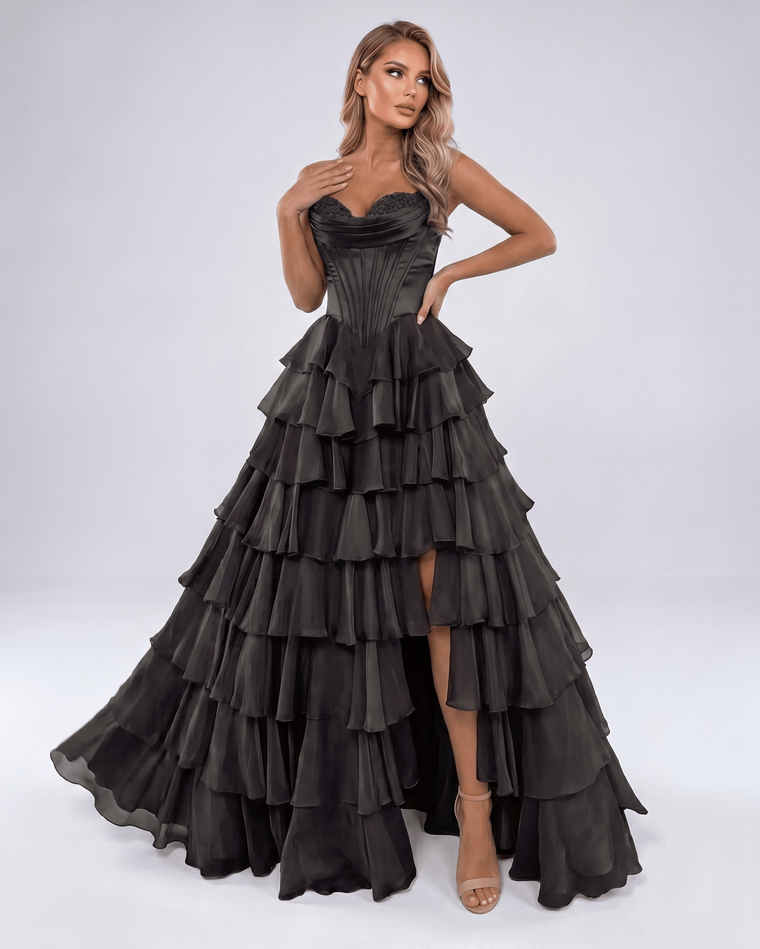 Vestido de noche formal para mujer, escote corazón. Silueta A-line, con volantes.