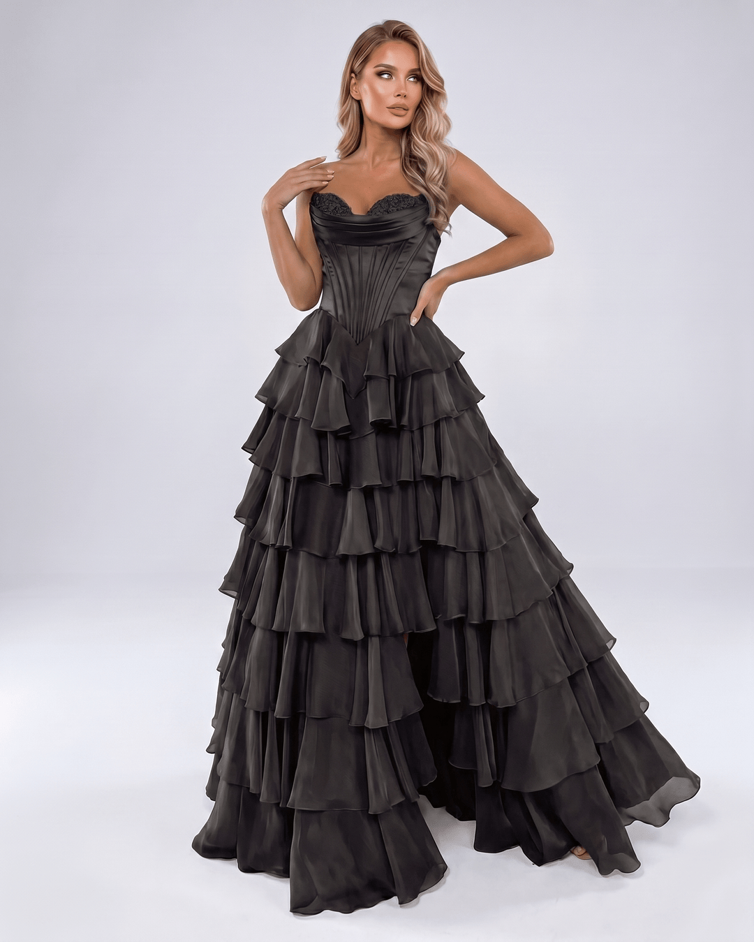 Maxi vestido elegante sin tirantes, escote corazón. Estilo A-line para fiestas formales.