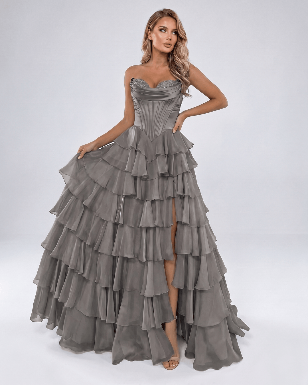 Maxi vestido elegante de mujer, escote corazón y volantes. Estilo A-line para eventos.