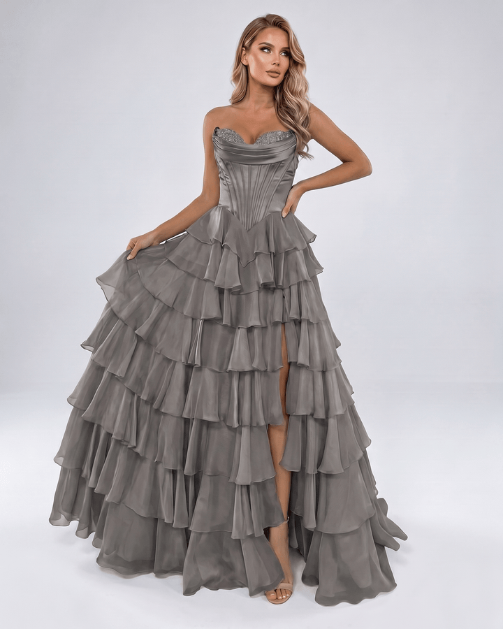 Maxi vestido elegante de mujer, escote corazón y volantes. Estilo A-line para eventos.