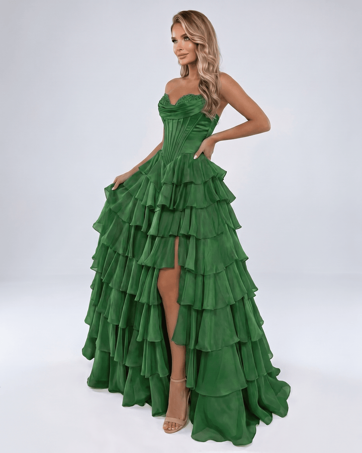 Escote corazón en vestido maxi de noche para mujer. Formal, volantes y estilo A-line.