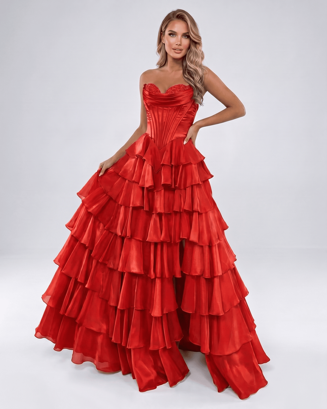 Vestido A-line con volantes y escote corazón. Maxi, elegante y sin tirantes para mujer.