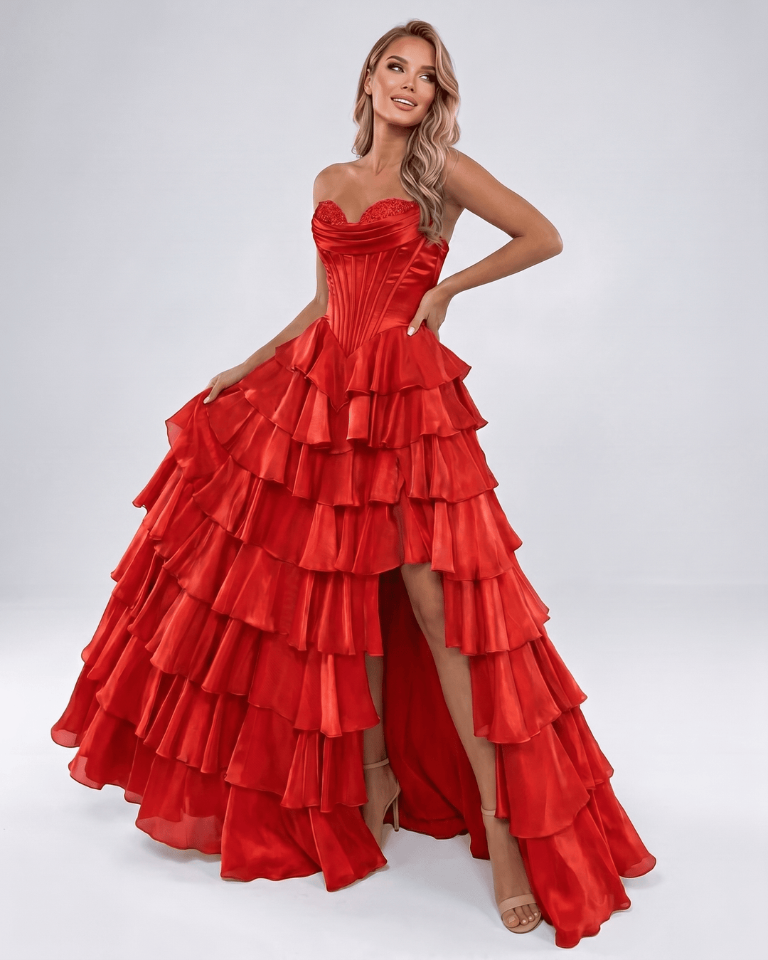 Elegante vestido con volantes y escote corazón. Silueta A-line, maxi para fiesta de noche.