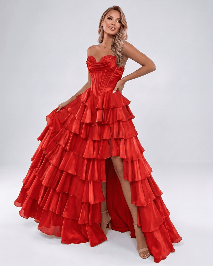 Elegante vestido con volantes y escote corazón. Silueta A-line, maxi para fiesta de noche.