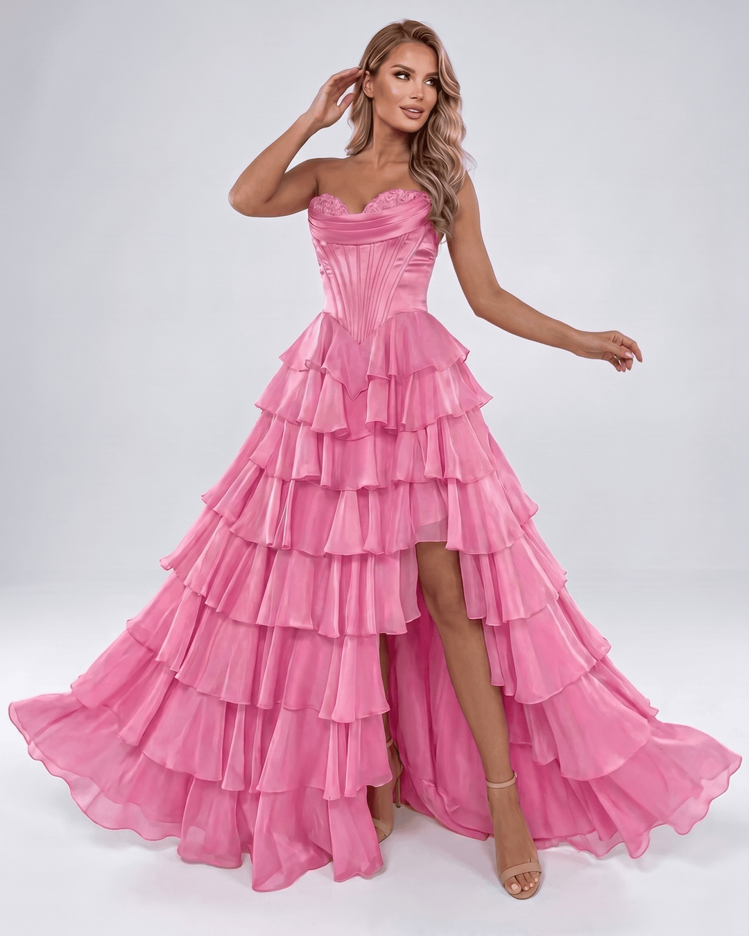 Vestido formal con volantes, escote corazón. Silueta A-line, maxi para mujer en bodas.