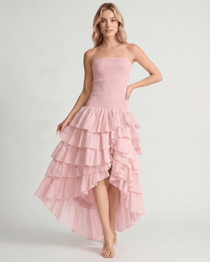 Maxi vestido fluido de invitada, dobladillo asimétrico, perfecto para clima cálido.