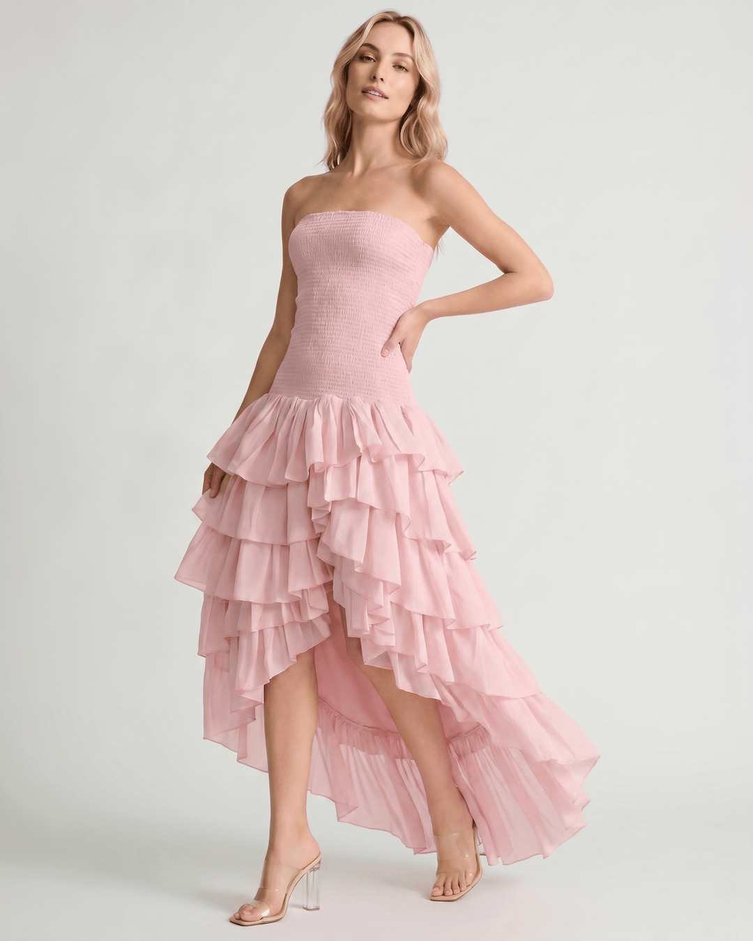 Vestido largo de fiesta, fluido y con dobladillo asimétrico, un estilo muy chic.