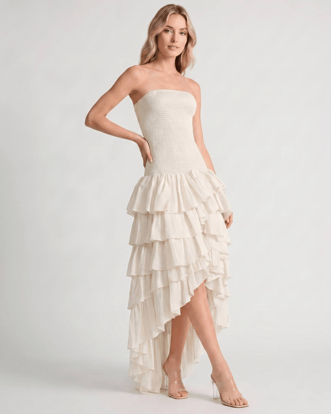 Vestido largo fluido con dobladillo asimétrico, perfecto para invitada de boda.