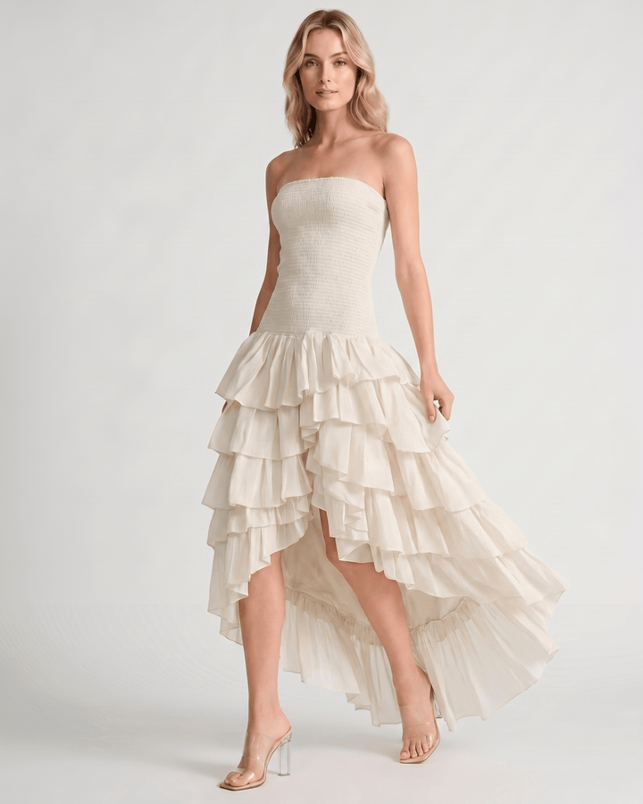 Vestido de fiesta con dobladillo asimétrico, ideal para eventos de noche y cócteles.