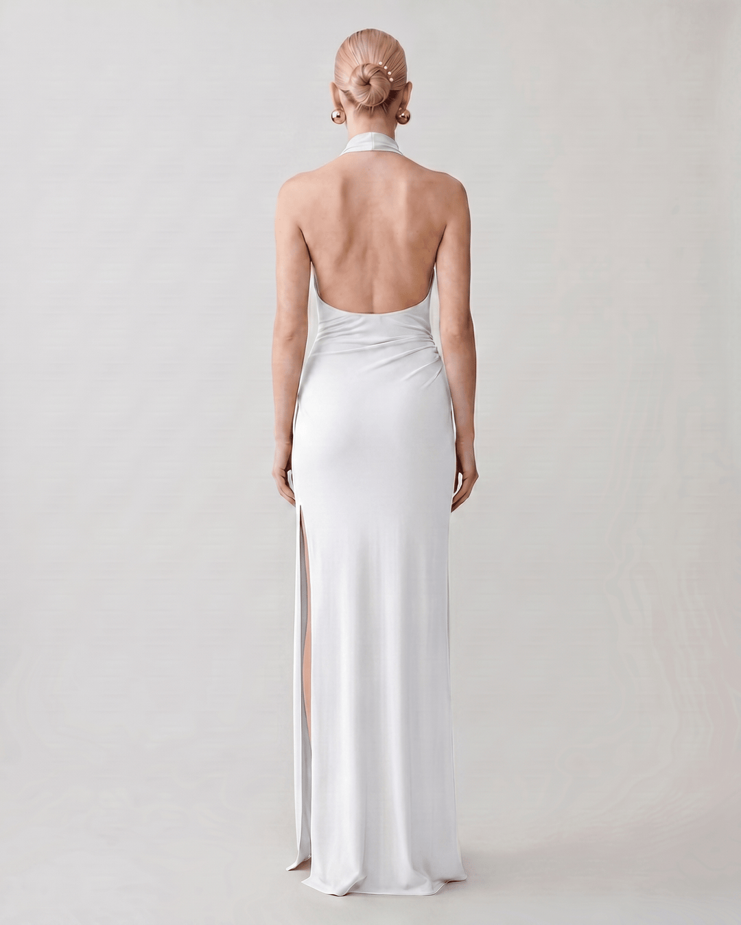 Vestido maxi para mujer, cuello halter, sin mangas, ideal para eventos de verano.