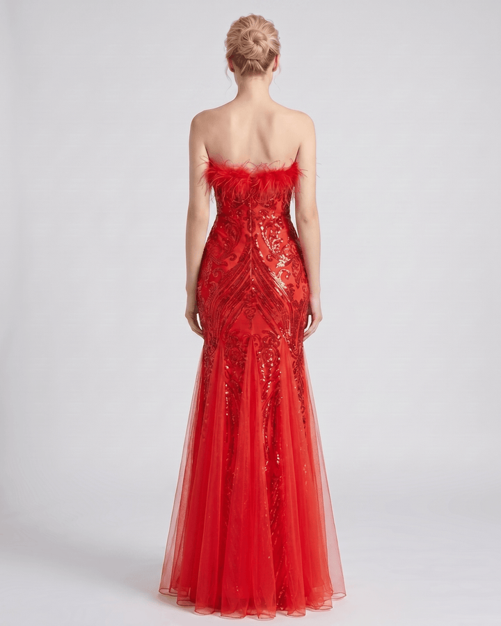 Elegante vestido de noche, lentejuelas y plumas, ideal para bodas y eventos de gala.