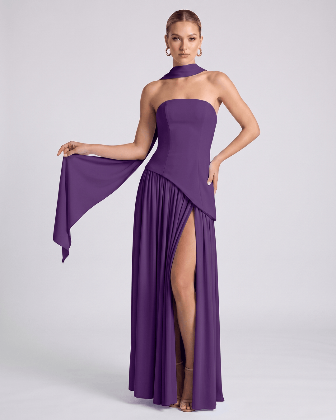 Vestido de graduación Aureline elegante, falda plisada, estilo halter, sin mangas, corte impecable.