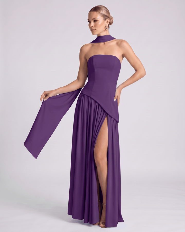 Vestido de noche Aureline, sin mangas, falda plisada, estilo halter, perfecto para cenas formales.