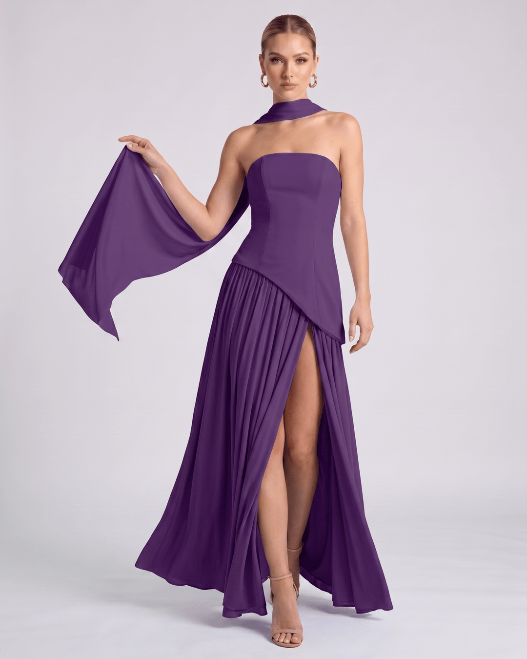 Maxi vestido elegante Aureline, estilo halter, sin mangas, falda plisada, para grandes eventos.