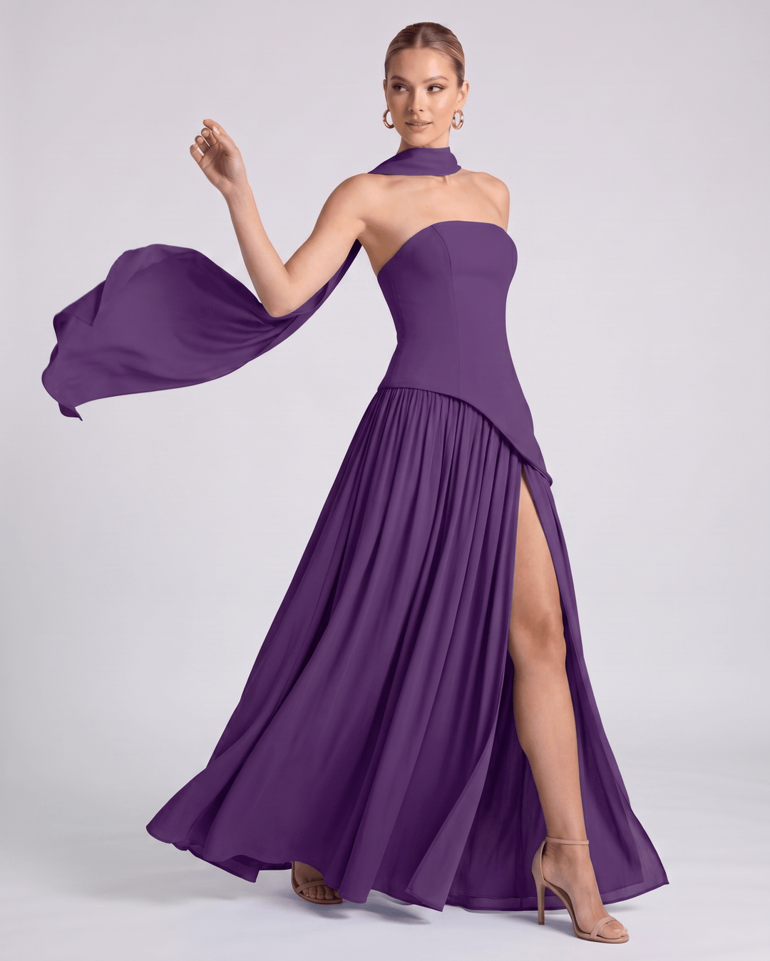 Vestido Aureline para ocasiones especiales, cuello halter, falda plisada, silueta favorecedora.