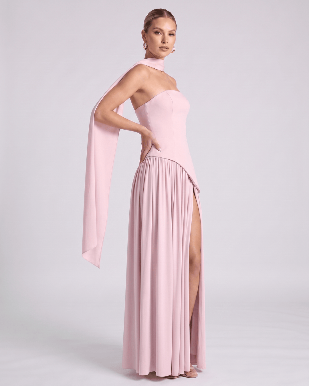 Vestido largo Aureline, falda plisada, estilo halter, sin mangas, perfecto para bailes de gala.