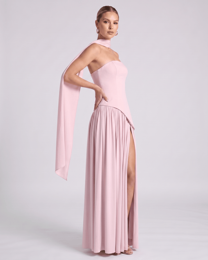 Vestido largo Aureline, falda plisada, estilo halter, sin mangas, perfecto para bailes de gala.