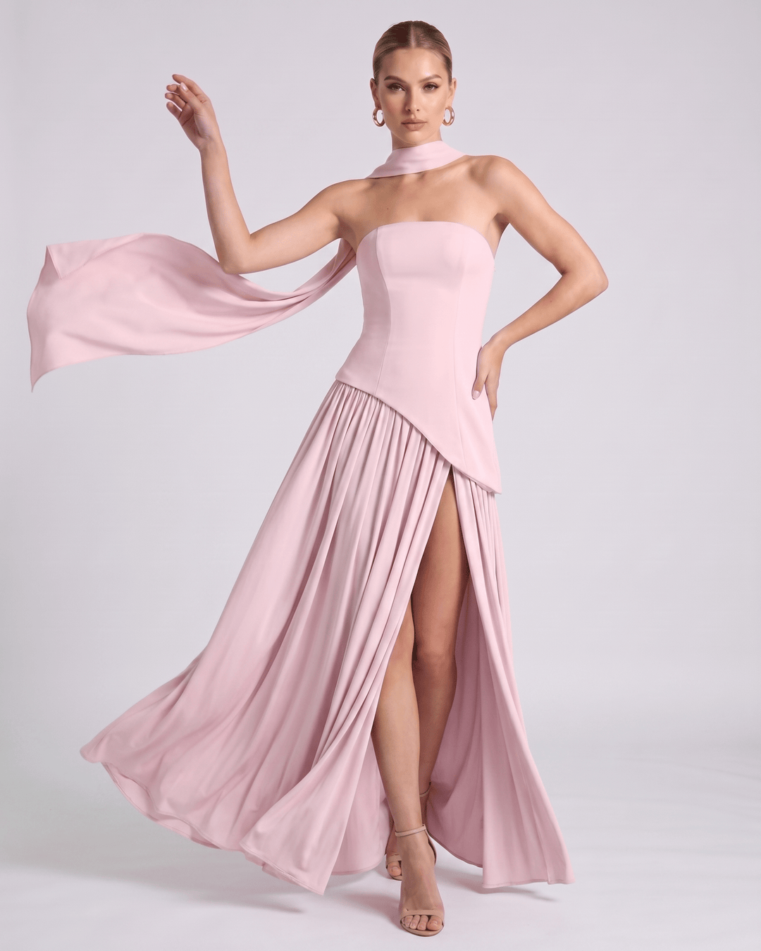 Vestido de noche Aureline formal, estilo halter, falda plisada, para mujeres que buscan distinción.