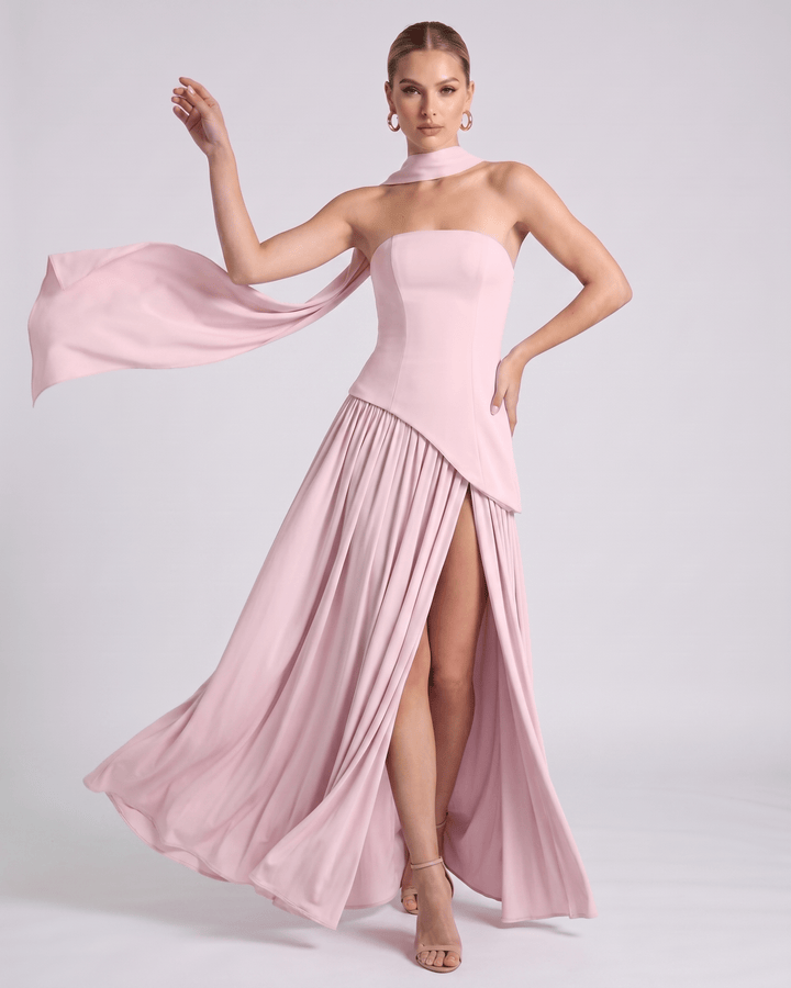 Vestido de noche Aureline formal, estilo halter, falda plisada, para mujeres que buscan distinción.