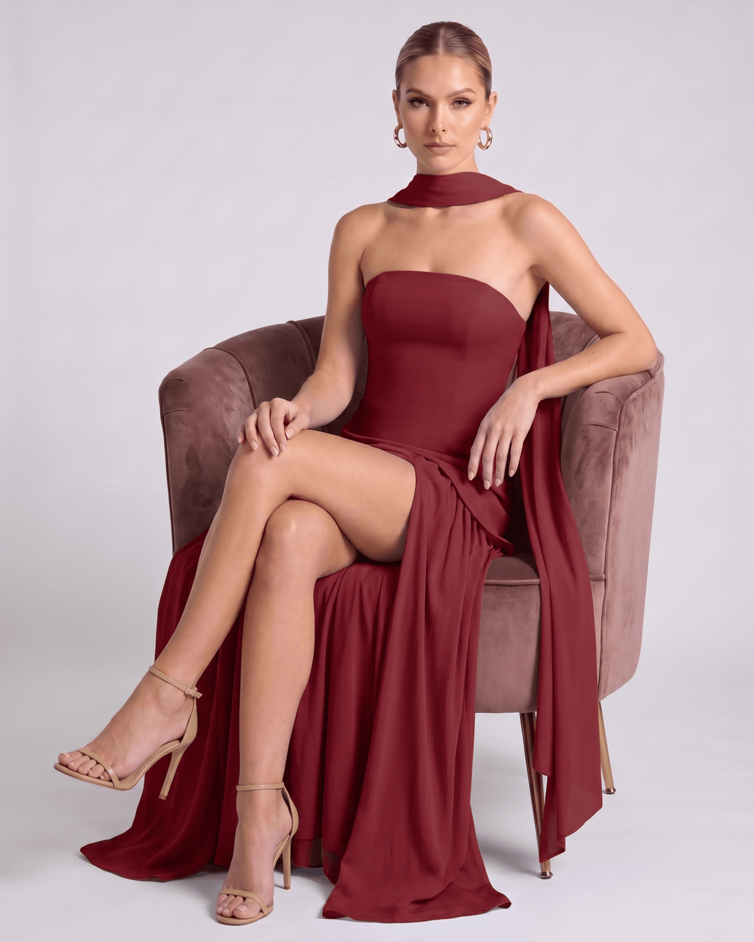 Vestido largo Aureline, falda plisada, cuello halter, ideal para bodas, eventos y fiestas.