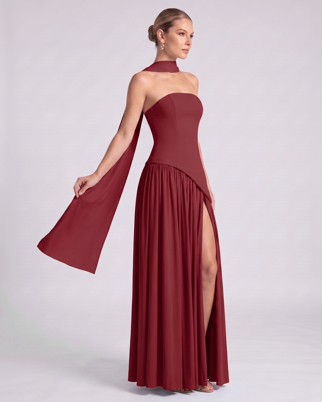 Maxi vestido elegante Aureline, cuello halter, falda plisada, ideal para fiestas de graduación.