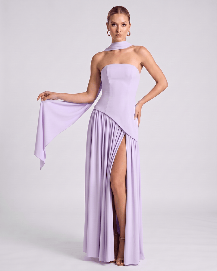Maxi vestido elegante Aureline, cuello halter, falda plisada, sin mangas, para fiestas con estilo.