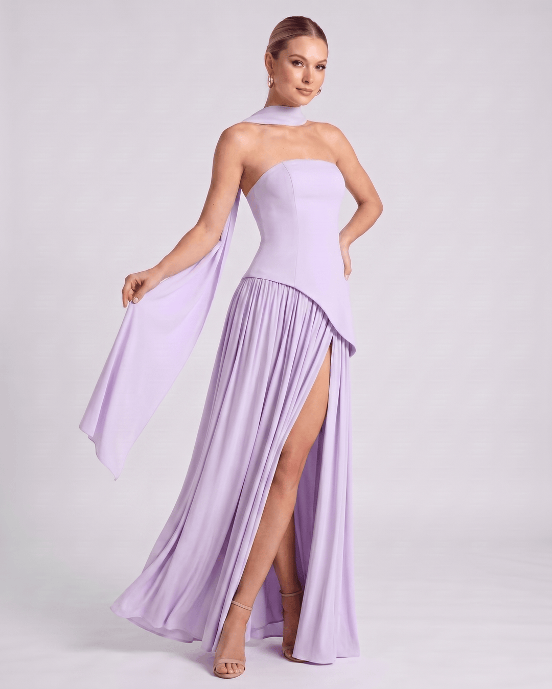 Vestido formal Aureline para mujer, estilo halter, falda plisada, perfecto para cenas y eventos.