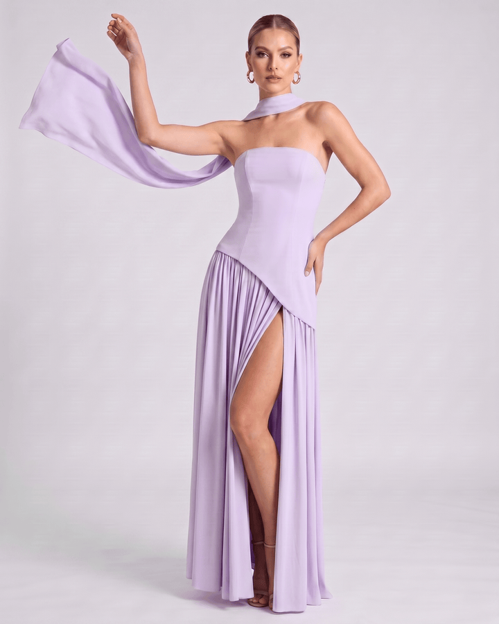 Vestido largo Aureline, sin mangas, falda plisada, estilo halter, ideal para eventos importantes.