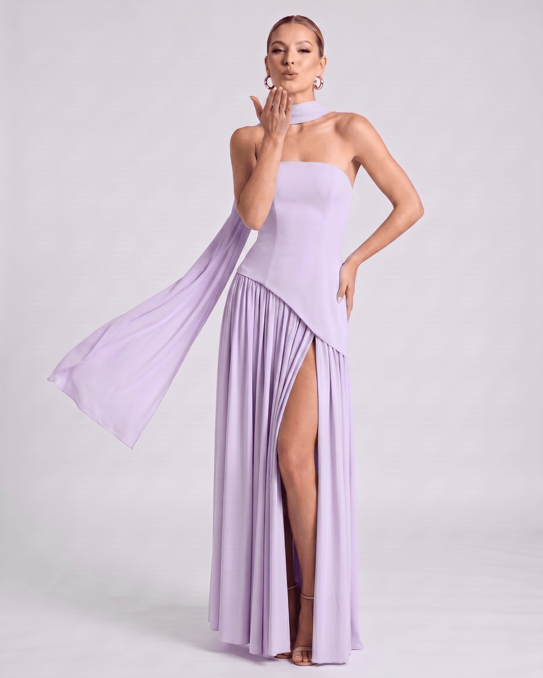 Elegante vestido maxi Aureline, falda plisada, cuello halter, noches inolvidables de mujer.