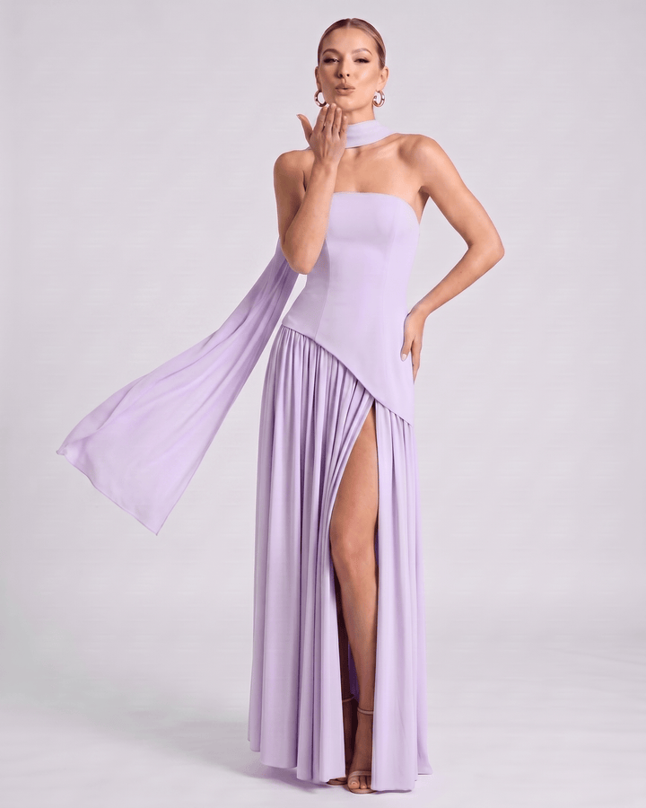 Elegante vestido maxi Aureline, falda plisada, cuello halter, noches inolvidables de mujer.