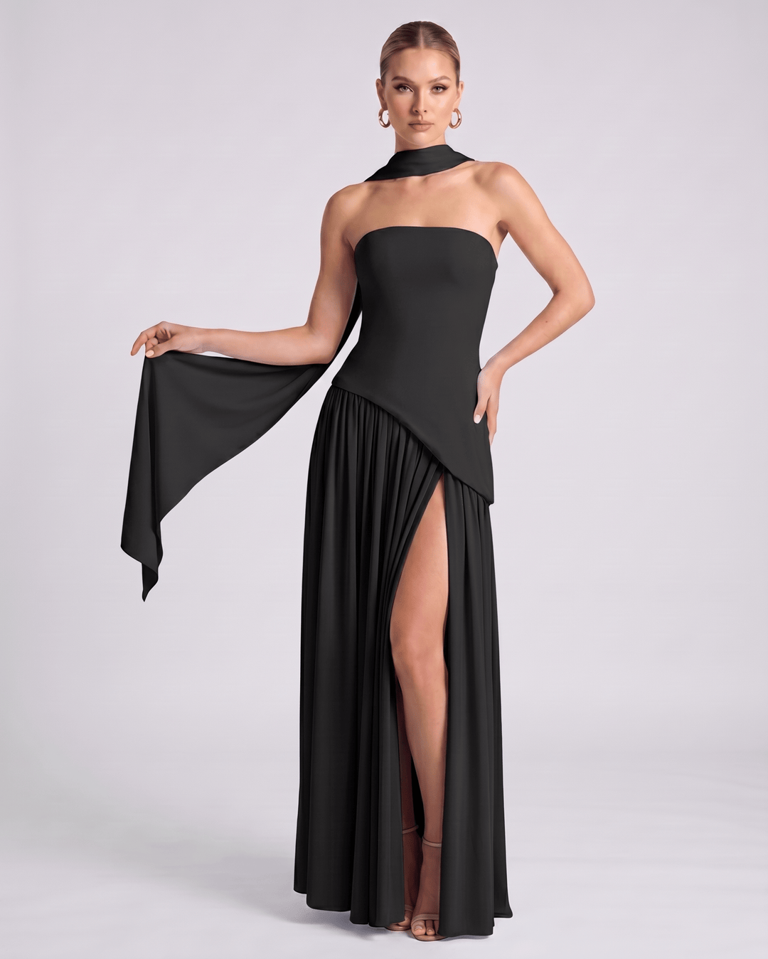 Vestido de fiesta formal Aureline para mujer, con falda plisada y elegante cuello halter.