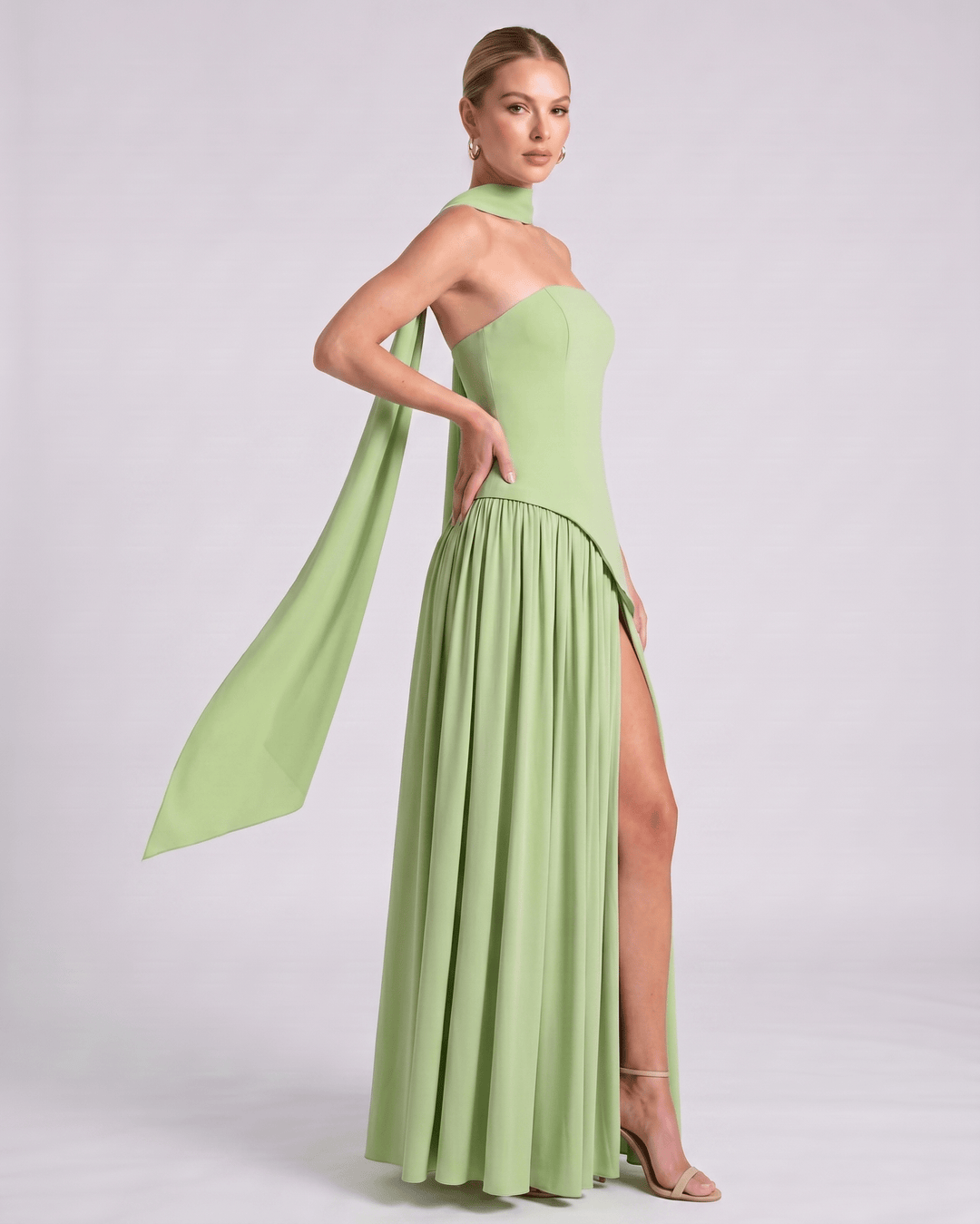 Maxi vestido Aureline elegante, falda plisada, escote halter, ideal para graduaciones y galas.