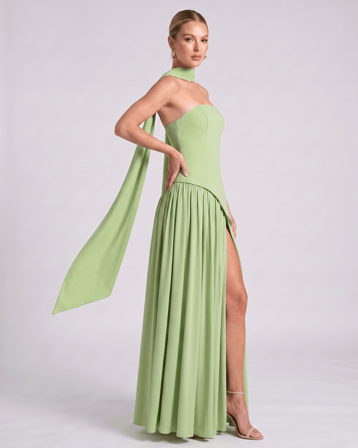Maxi vestido Aureline elegante, falda plisada, escote halter, ideal para graduaciones y galas.