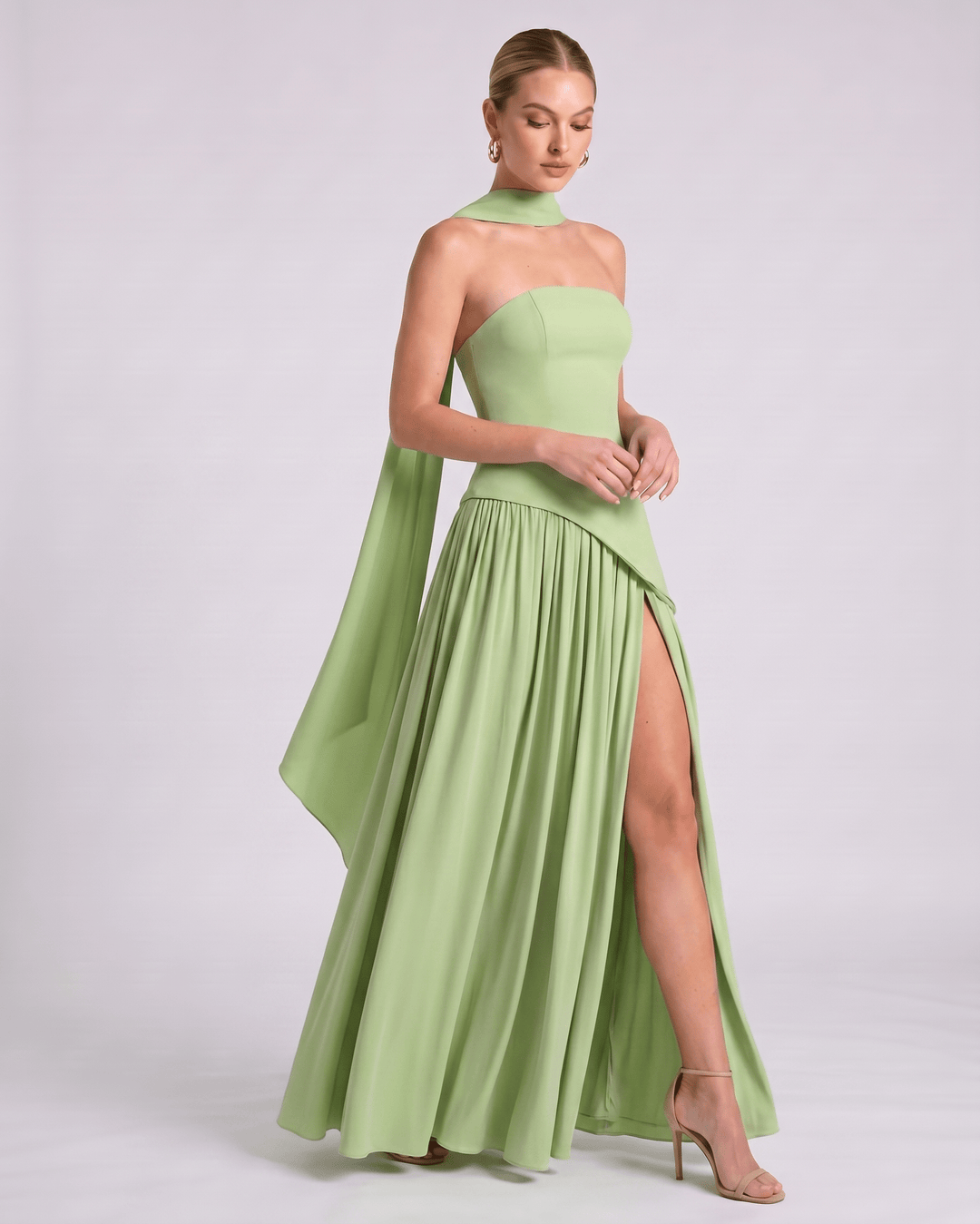 Vestido formal de mujer Aureline, sin mangas y falda plisada, perfecto para ocasiones especiales.