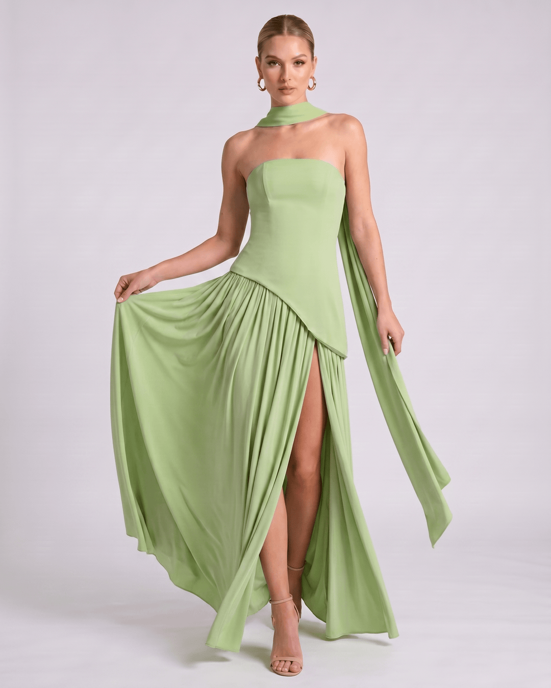 Vestido Aureline para noches inolvidables, estilo halter, sin mangas, falda larga y fluida.